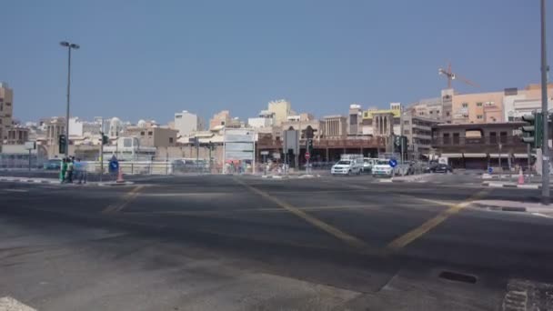Korsning vid ingången till Dubais gamla souq i Dubai timelapse — Stockvideo