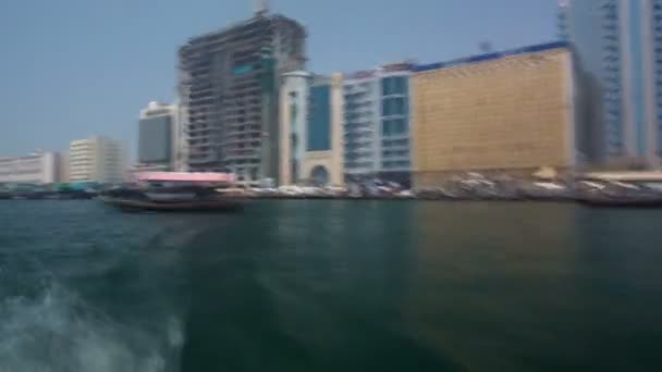 Excursie op traditionele Abra op het eiland boot op de creek in Dubai, Uae timelapse — Stockvideo