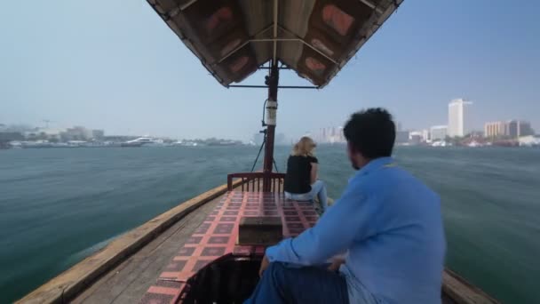 Reis op traditionele Abra op het eiland boot op de creek in Dubai, Uae timelapse — Stockvideo