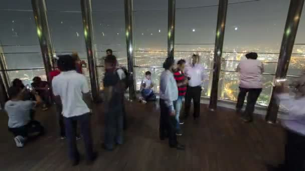 Au sommet - pont d'observation de Burj Khalifa la nuit. Dubaï, Émirats arabes unis timelapse — Video