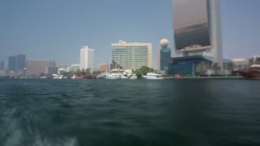 Dubai, Birleşik Arap Emirlikleri timelapse dereye geleneksel Abra teknede geziye