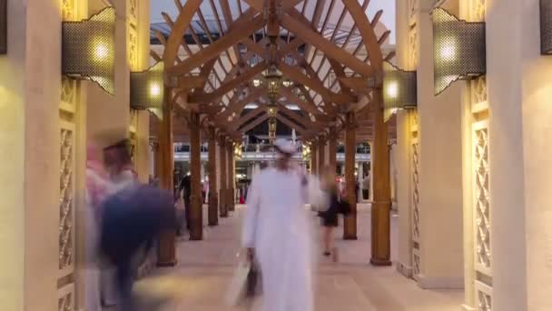 Мост возле крупнейшего музыкального фонтана в Дубае, ОАЭ — стоковое видео