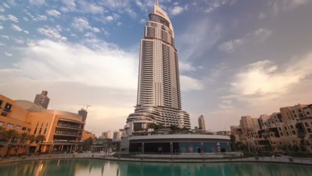 Hotel bij zonsondergang in het centrum van Dubai gebied kijkt uit op de beroemde dansende fonteinen in Dubai, Verenigde Arabische Emiraten. Tijdsverloop — Stockvideo