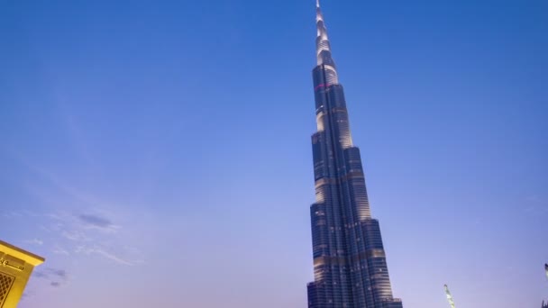 Most i fontanny z Burj Khalifa dzień do nocy przejścia, Dubaj, Emirates timelapse — Wideo stockowe