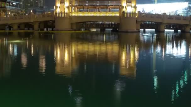 Мост и фонтаны перед Бурдж Халифа, Дубай, Эмираты — стоковое видео