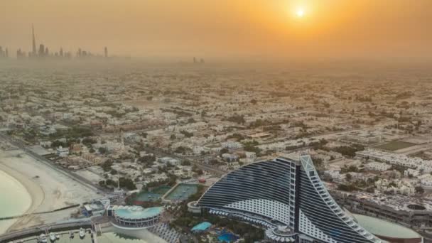 Sunrise. Luchtfoto uitzicht van Jumeirah Beach vanaf Burj Al Arab, Dubai, Verenigde Arabische Emiraten timelapse — Stockvideo