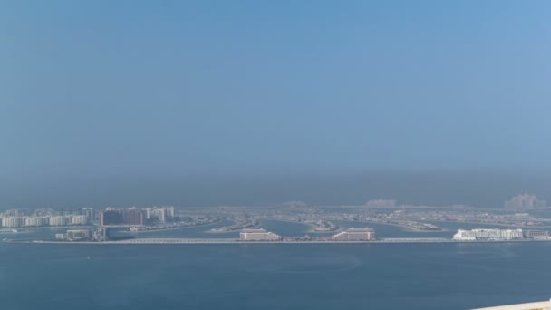 查看上人工岛朱美拉棕榈岛在迪拜，阿拉伯联合酋长国游戏中时光倒流 — 图库视频影像