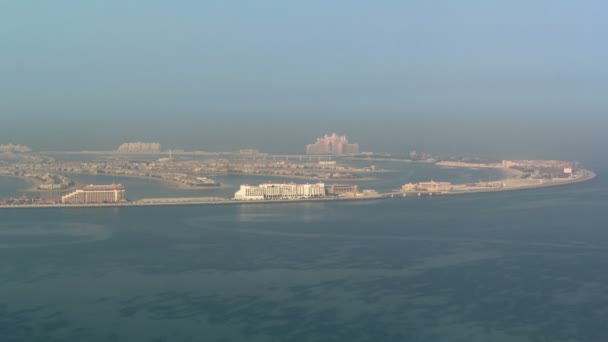 Vista sobre isla artificial Palm Jumeirah en Dubai, Emiratos Árabes Unidos timelapse — Vídeos de Stock