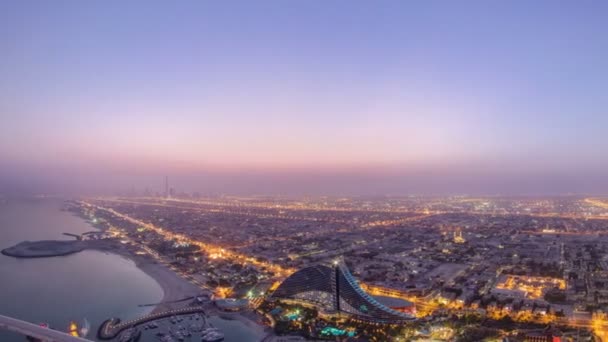 Skyline vista di Dubai dalla notte al giorno di transizione, Emirati Arabi Uniti. Timelapse — Video Stock