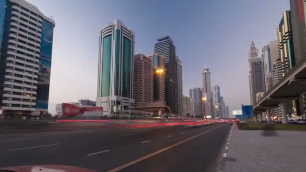 Felhőkarcolók a Sheikh Zayed Road-on éjjel-nappal Dubai timelapse hyperlapse-ban — Stock videók