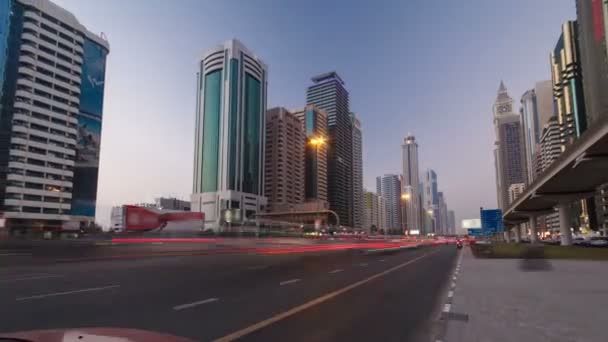 Dubai 'deki Sheikh Zayed Yolu' ndaki gökdelenler gece gündüz hızla yükseliyor. — Stok video