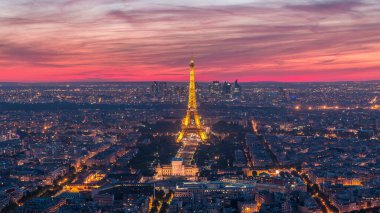 Gün batımından geceye geçiş zamanından sonra Paris Panoraması. Yaz gününde gökyüzü ne kadar da renkli. Paris-Fransa 'daki Montparnasse binasının gözlem güvertesinden Eyfel kulesi manzarası.