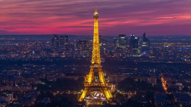 Paris Panoraması gece geçiş timelapse gün batımı gün sonra. Eyfel Kulesi manzara gözlem güverte montparnasse Paris - Fransa bina. Yaz günü, renkli gökyüzü
