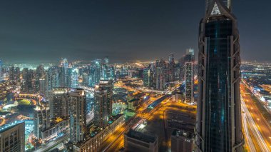 Gün gece geçiş timelapse modern için Dubai Downtown Dubai, Suudi Arabistan, üstten panoramik görünüm kuleleri. Business bay yakınındaki Şeyh Zayed Yolu üzerinde trafik