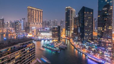 Dubai, Birleşik Arap Emirlikleri güneş battıktan sonra gece geçiş timelapse tüm Dubai Yat Limanı mesire ve kanal kayan yat ve tekne ile günler güzel hava üstten görünüm. Modern kuleleri ve Köprüde trafik.
