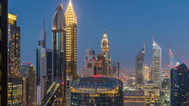 Şeyh Zayed Yolu 'nun Skyline manzarası ve Dubai, BAE' deki gece gündüz geçiş zamanı. Finans merkezindeki gökdelenler güneş battıktan sonra yukarıdan panoramik manzara