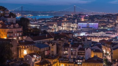 Lizbon panoraması gün batımından sonra çatıları ve eski katedrali olan şehir merkezinin hava manzarası sonbahar gününden gece geçiş zamanına, Portekiz. Sophia de Mello Breyner 'dan Andresen' in bakış açısı