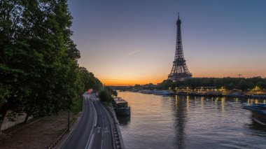 Eyfel Kulesi ve Seine nehri. Gün doğumundan önce geçiş zamanı, Paris, Fransa. Bir-Hakeim Köprüsü 'nden sabah panoramik görüntüsü.