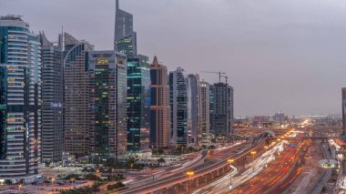 Dubai Marina ve Jlt gökdelenlerini, Dubai 'deki Şeyh Zayed yolunun hava görüntüsü gece gündüz geçiş zamanlarını çevreledi. Trafik ve metro hattı. Birleşik Arap Emirlikleri