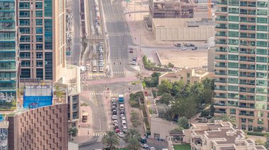 Büyük bir şehir zaman atlamalı bir yol kavşağı havadan görünümü. Araba ve tramvay ile Bae Dubai Marina ve Media şehir bölgesikentsel manzara