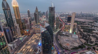 Sheikh Zayed Yolu yakınlarındaki binaların silueti ve Dubai, BAE 'deki hava durumu. Günbatımından sonra finans merkezinde ve şehir merkezinde inşaat alanı olan modern kuleler ve gökdelenler.