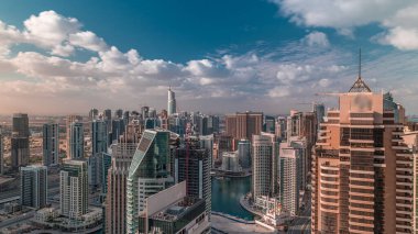 Dubai Marina gökdelenleri ve Jumeirah göl kuleleri Birleşik Arap Emirlikleri 'nin en üst düzey hava zaman aralığından görünüyor. Sabah bulutlu bir yolda trafik vardı.