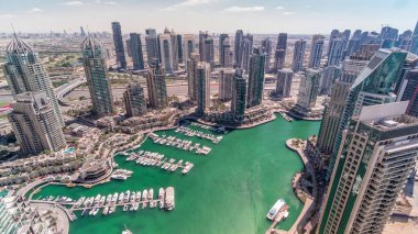 Dubai Marina gökdelenleri ve Jumeirah göl kuleleri, Birleşik Arap Emirlikleri 'nde gölgelerin hızla hareket ettiği tüm gün boyunca en tepedeki hava zaman diliminden görülebiliyor. Yolda trafik vardı.