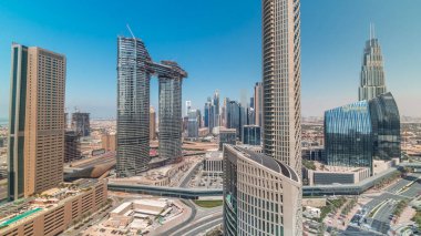 Yeni kulelerin ve yoğun yolları olan yüksek binaların havadan görünüşü tüm gün boyunca uzun gölgelerle Dubai şehir merkezinden hızla ilerlerken otoyol, Dubai, Birleşik Arap Emirlikleri 'nde trafik vardı.