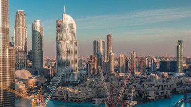 Dubai şehir merkezindeki gökdelenler akşam saatlerinde fıskiyeler, Dubai, Birleşik Arap Emirlikleri ile muhteşem bir hava manzarası. Modern kuleler ve inşaat alanı. Bulutlu mavi gökyüzü