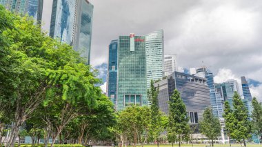 Business Financial Downtown City ve Skyscrapers Tower Building at Marina Bay time-apse hyperlapse, Singapur, Cityscape Urban Landmark and Business Finans District Center