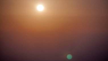 Abu Dabi şehrinin ufuk çizgisi, gün doğumunda inşaat ve vinçlerle dolu. Çatıdan sisli bir sabahta hava manzarası