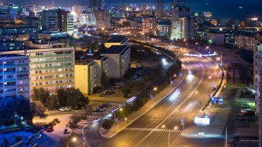 Alacakaranlık Dönüşümü: Aktau Şehri Hazar Denizi Kıyısı Günü 'nden Gece Zamanlamasına. Hava Üst Manzarası, Şehrin Alacakaranlıktan Geceye Geçişi, Kazakistan 'ın Kıyı Güzelliği boyunca