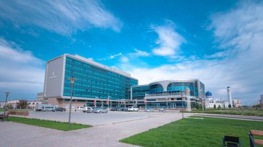 Atyrau City, Kazakistan 'daki Modern Binalar ve Otel' den Timelapse Hiperlapse. Güneşli bir gün, Mavi Bulutlu Gökyüzüne Karşı Şehir Zarafetini gözler önüne seriyor