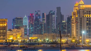 Katara Sahili 'nden gece gündüz geçiş zamanlarını Doha, Katar' da, Batı Körfezi ve şehir merkezine doğru izleyin. Gökdelenler görüntüyü kapatın