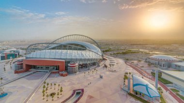 Doha 'da güneş doğarken Aspire Bölgesi' nin havadan görüntüsü. Yollarda ve araba parklarında trafik vardı. Sisli hava