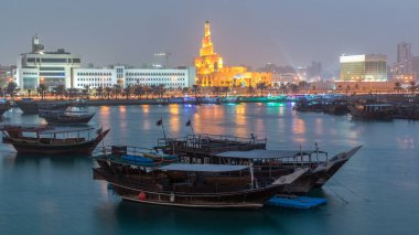 Geleneksel ahşap Dhow balıkçı tekneleriyle Doha Körfezi 'nde gece gündüz geçiş zamanı. Corniche, Doha, Katar ile müzeden görüntü