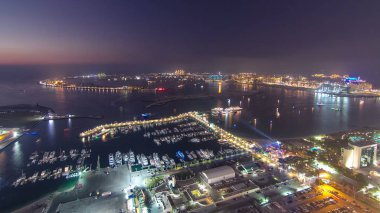Dubai Marina Panorama 'dan gece gündüz hava görüntüsü. Gün batımından sonra ışığın Palm Jumeirah' a geçişi. Yukarıdan üst görünüm