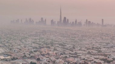 Dubai 'deki Şeyh Zayed Yolu' nun şehir merkezindeki gökdelenlerini gösteren gece gündüz geçiş zamanının Skyline görüntüsü. Helikopter pistinden hava manzarası