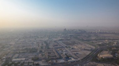 Güneşin doğuşundan sonraki sisli sabahta Dubai siluetinin panoramik hava görüntüsü Dubai, BAE 'de yatları olan Dubai gökdelenlerini ve marinasını gösteriyor..