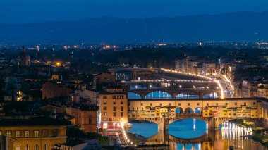 Günbegün Arno Nehri 'nin gökyüzü görüntüsü geçiş zamanı, Piazzale Michelangelo' dan Ponte Vecchio, Floransa, İtalya. Renkli gökyüzü. İyi akşamlar.