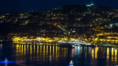 Saint-Jean-Cap-Ferrat gece hava sahasında yatlar. Fransa 'nın güneydoğusunda Provence-Alpes-Cote d' Azur bölgesindeki Cote d 'Azur' da tatil ve komün. Eze köyünün tepesinden