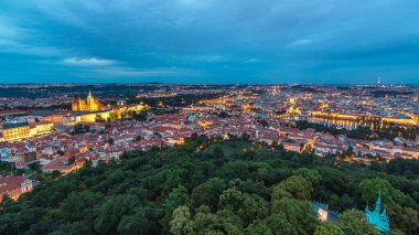 Gün batımından sonra Çek Cumhuriyeti 'ndeki Petrin Gözlem Kulesi' nden Prag şehrine geçiş zamanı panoramik görüntüsü. Yaz akşamında bulutlu bir gökyüzü