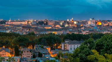 Roma, İtalya 'nın tarihi merkez gününden geceye geçiş zamanının panoramik hava görüntüsü. Gün batımından sonra yoğun dramatik bulutlu şehir manzarası