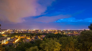 Roma, İtalya 'nın tarihi merkez gününden geceye geçiş zamanının panoramik hava görüntüsü. Gün batımından sonra yoğun dramatik bulutlu şehir manzarası