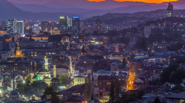 Saraybosna 'nın şehir manzarası, Saraybosna' nın en popüler panoramik noktasından gece geçiş dönemine kadar olan nehir manzarası. Sarı Kale (Zuta Tabija) yakınlarındaki yol, Vratnik