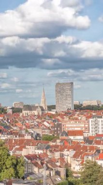 Brüksel üzerinde, Schaerbeek 'teki tren istasyonuna yakın bir gökyüzü manzarası. Konut blokları, Saint-Servais Kilisesi ve belediye binası Belçika 'nın başkentinde kırmızı çatılarla çevrili.