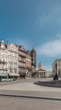 Musical Instrument Museum MIM 'in Coudenberg caddesi, Brüksel, Belçika' daki eski İngiltere mağazasındaki zamanapse hipervanesi. Royale Meydanı 'nı mavi gökyüzünün altına yerleştir