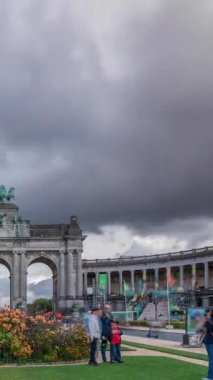 Jubelpark, Brüksel, Belçika 'daki Cinquantenaire Atari Salonu' nun Zamanı. Çiçekli kemer, dramatik bulutların altında Belçika tarihi ve bağımsızlığını sembolize ederek dimdik ayakta duruyor..