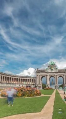 Jubelpark, Brüksel, Belçika 'daki Cinquantenaire Atari Salonu' nun hiperlapesi. Anıt zafer kemeri, Belçika tarihi ve bağımsızlığını simgeleyen bulutların altında dimdik duruyor..