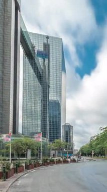 Panorama, Brüksel Kuzey İstasyonu yakınlarındaki bir kavşakta çeşmeyi gösteriyor. Simon Bolivar ve Roi Albert II caddelerinin kesişiminde gökdelenlerle çevrili trafik akıntıları var. Belçika